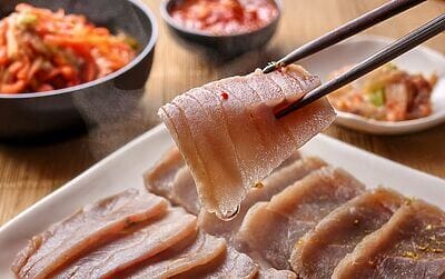 L’hongeohoe coreano: la razza fermentata dal gusto estremo L’hongeohoe coreano: la razza fermentata dal gusto estremo