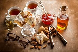 Fagottini di pasta sfoglia con confettura di fragole e frutta secca