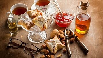 Fagottini di pasta sfoglia con confettura di fragole e frutta secca