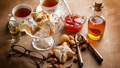 Fagottini di pasta sfoglia con confettura di fragole e frutta secca