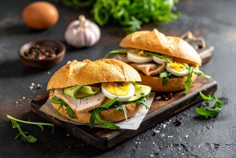 Panino con mutabal di zucchine, pollo uova sode rucola Panino con mutabal di zucchine, pollo uova sode rucola
