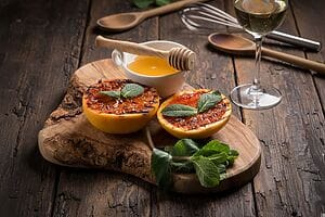 Pompelmo grigliato con miele e menta, un antipasto dolce