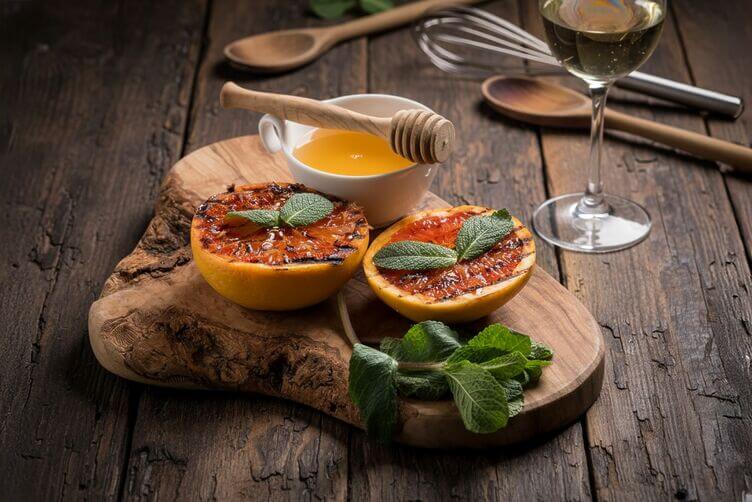 Pompelmo grigliato con miele e menta