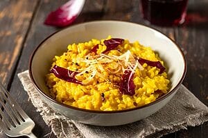 Risotto radicchio e scamorza con curcuma: ricetta cremosa