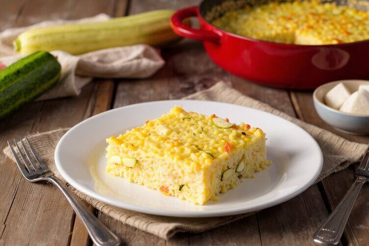 sartou di riso con zucchine e mozzarella nel piatto sartou di riso con zucchine e mozzarella nel piatto