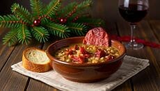 Zuppa di legumi con briciole di zampone croccanti