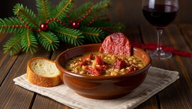 Zuppa di legumi con briciole di zampone croccanti