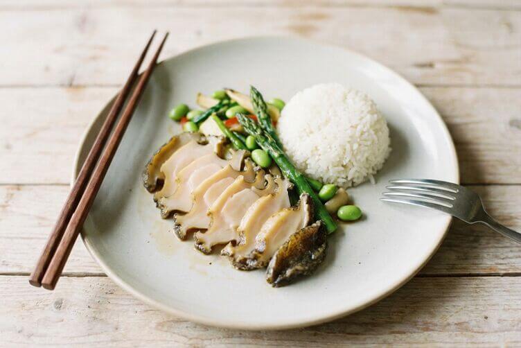 abalone affettato sottile con contorno di verdure di stagione abalone affettato sottile con contorno di verdure di stagione