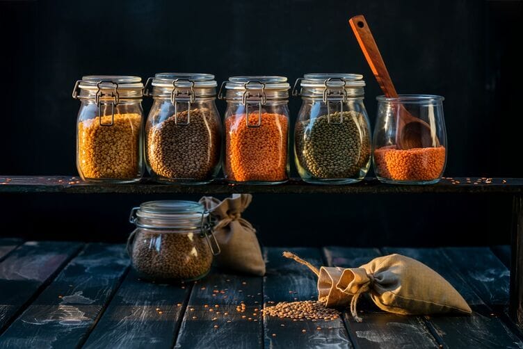 barattoli di vetro trasparente con lenticchie secche