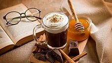 Cioccolata calda con panna e miele, una coccola per merenda Cioccolata calda con panna e miele, una coccola per merenda