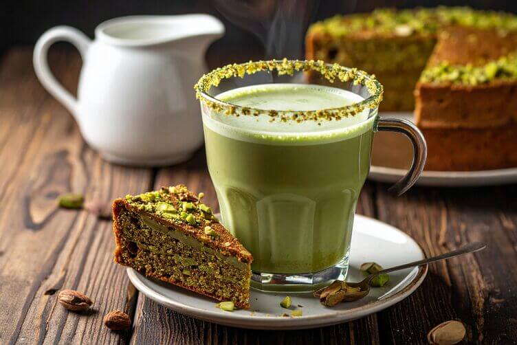 dirty matcha coffee con torta di mandorle e granella di pistacchi dirty matcha coffee con torta di mandorle e granella di pistacchi
