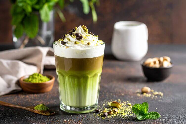 dirty matcha variante con panna e ciooccolato