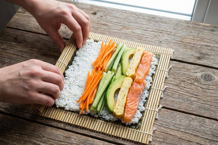 futomaki sushi preparazione - cibi insospettabili con glutine