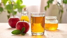 Bicchiere di ossimele con miele e aceto di mele