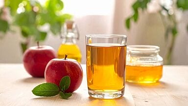 Bicchiere di ossimele con miele e aceto di mele