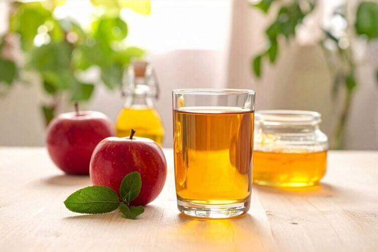 Ossimele: il segreto antico tra benessere e sapore Bicchiere di ossimele con miele e aceto di mele