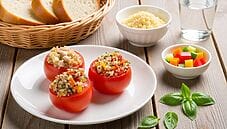 Pomodori ripieni con quinoa, verdure e tonno: ricetta leggera e mediterranea Pomodori ripieni con quinoa, verdure e tonno: ricetta leggera e mediterranea