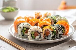 Uramaki: i rotolini “al contrario” che hanno conquistato il sushi