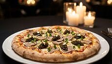 Pizza gourmet con tartufo caviale e oro edibile