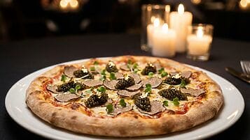 Pizza gourmet con tartufo caviale e oro edibile