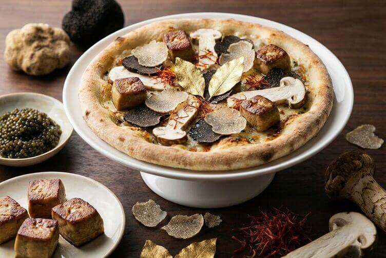 Royal Pizza con oro tartufi, caviale e zafferano