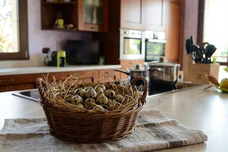 Uova di quaglia: piccole, versatili e più utili di quanto pensi cesto con uova di quaglia