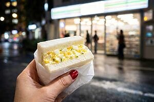 Tamago sando e konbini: il panino pop da rifare a casa Tamago sando e konbini: il panino pop da rifare a casa