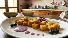 Bocconcini di pesce spada con salsa di mirtilli