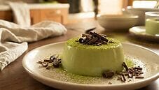 Panna cotta al tè matcha e cioccolato, un dolce di classe Panna cotta al tè matcha e cioccolato, un dolce di classe
