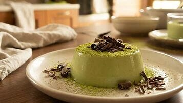 Panna cotta al matcha sformata con trucioli di cioccolato fondente