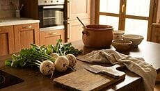 Rape bianche fresche intere con foglie