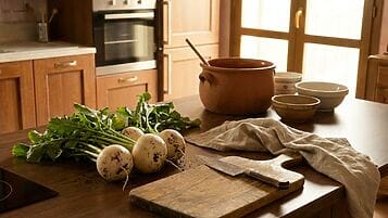 Rape bianche fresche intere con foglie