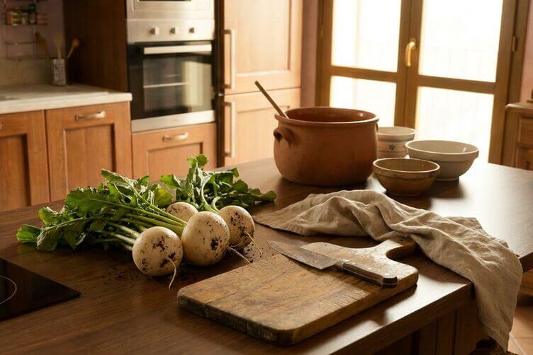 Come cucinare le rape bianche: guida della nonna Rape bianche fresche intere con foglie