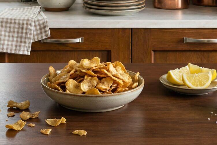 chips di bucce di fave (