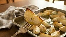 Rape bianche al forno: spicchi dorati che piacciono a tutti Rape bianche al forno: spicchi dorati che piacciono a tutti