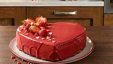 Torta mousse a cuore con glassa a specchio rossa: ideale per San Valentino Torta mousse a cuore con glassa a specchio rossa: ideale per San Valentino