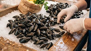 Cozze fresche su ghiaccio al banco del pesce