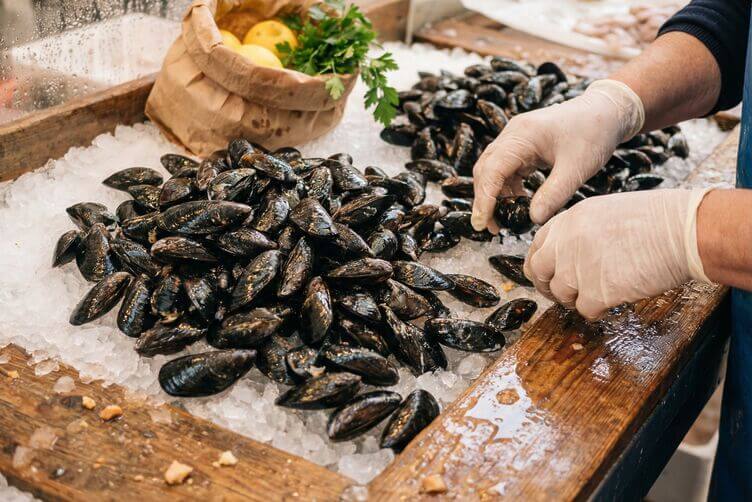 Cozze fresche su ghiaccio al banco del pesce