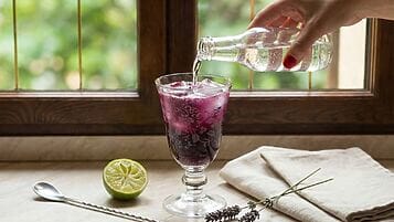 Gin Fizz al mirtillo e lavanda