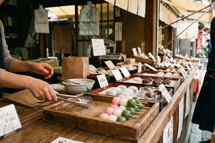 Sanshoku dango sulla bancarella
