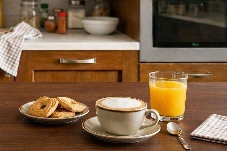 cappuccino senza lattosio e biscotti da inzuppo