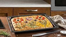 Focaccia ricamata senza glutine: l’idea scenografica che profuma di casa Focaccia ricamata senza glutine: l’idea scenografica che profuma di casa