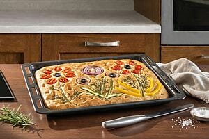 Focaccia ricamata senza glutine: l’idea scenografica che profuma di casa Focaccia ricamata senza glutine: l’idea scenografica che profuma di casa