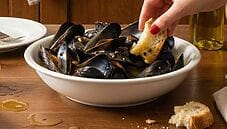 Impepata di cozze: ricetta autentica, varianti e abbinamenti Impepata di cozze: ricetta autentica, varianti e abbinamenti