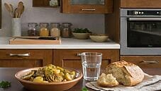 Carciofi e patate in umido: il piatto di casa che risolve la cena Carciofi e patate in umido: il piatto di casa che risolve la cena