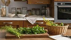 Piante alimurgiche fresche su tagliere con selezione senza nichel.