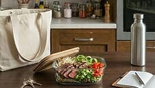 Beef salad bowl: il pasto fusion completo e senza glutine Beef salad bowl: il pasto fusion completo e senza glutine