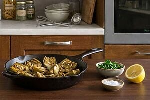 Carciofi in padella: base universale per contorno, ripieno e condimento Carciofi in padella: base universale per contorno, ripieno e condimento