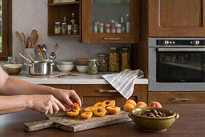 Upcycling alimentare: dai noccioli della frutta nascono tessuti e cosmetici