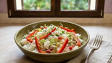 bowl di riso peperoni e porri